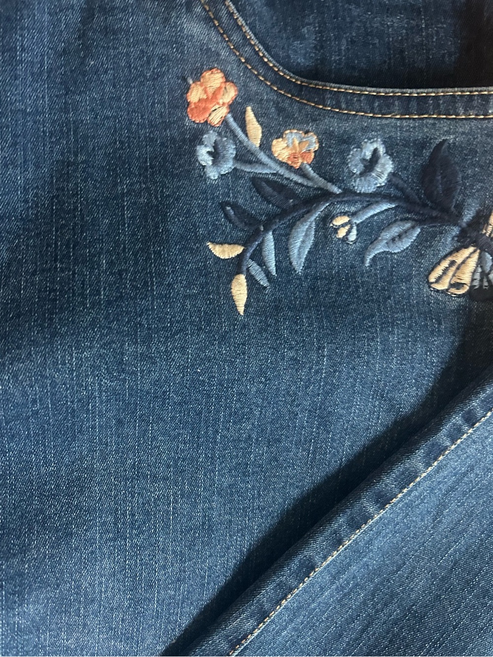 Alfred Dunner Blue Pull-On Crop Capris Jeans Plus 18 Floral Embroidery - Picture 7 of 11